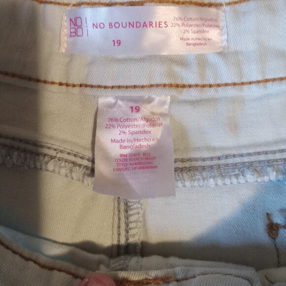 No Boundaries Plus Light Wash Frayed Ankle Jeans - Size 19 - NWOT - Picture 4 of 5